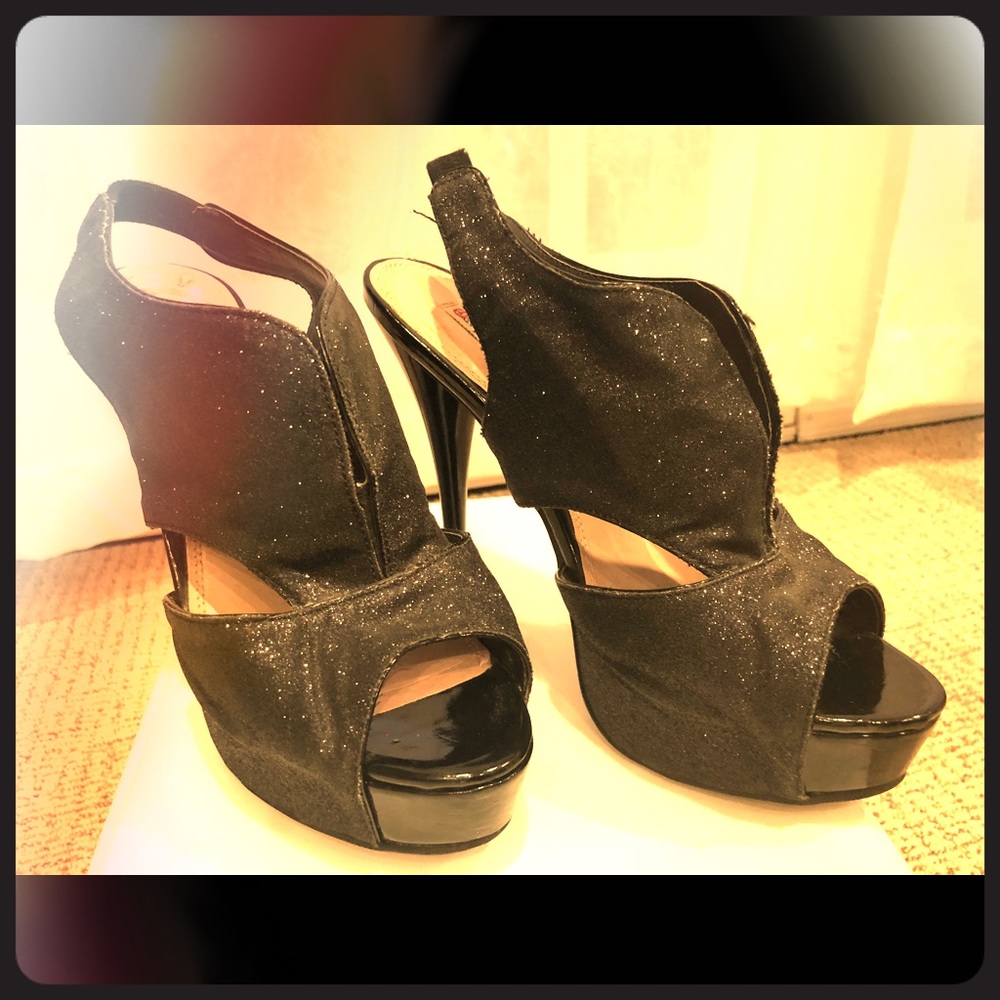 Black, shiny, semi-sparkly heels! 🖤